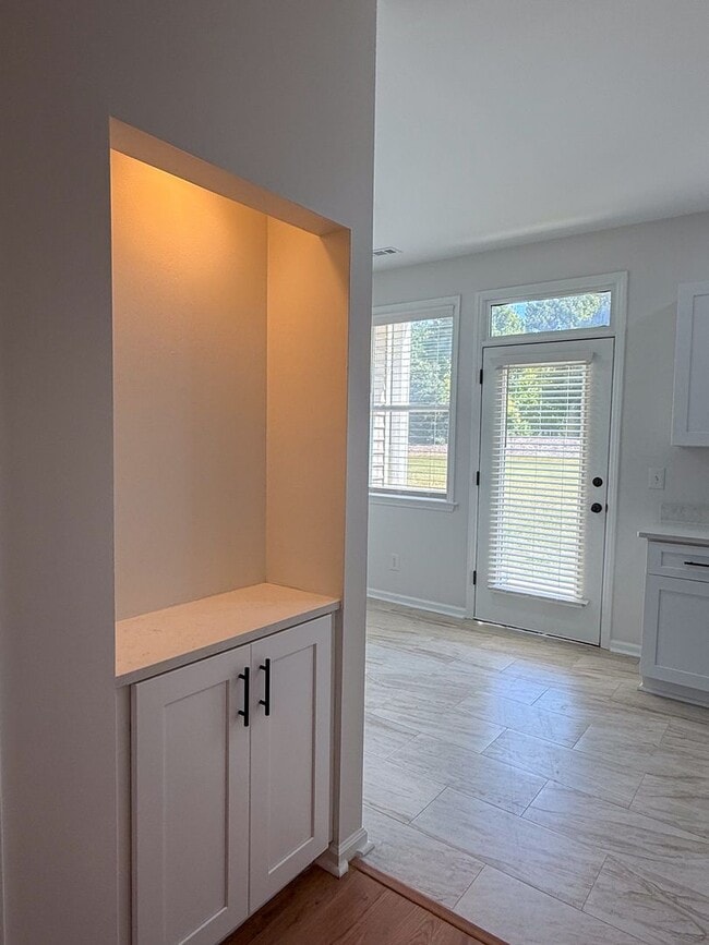 Building Photo - Newly Updated Townhome with Minutes Walk t...