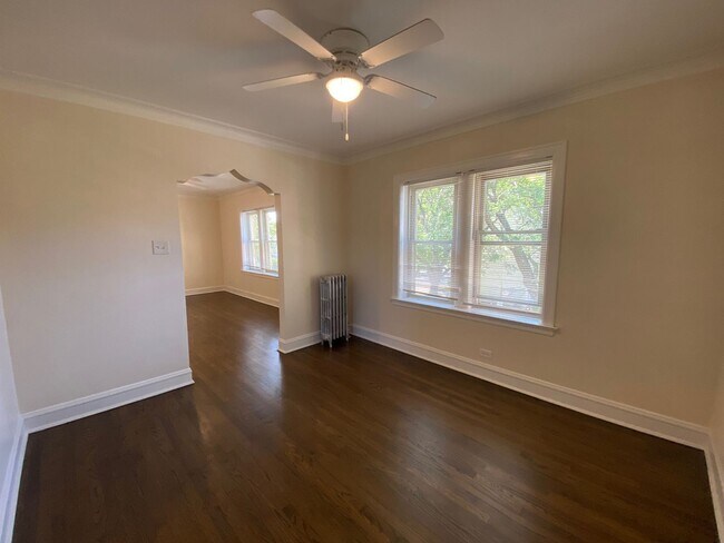 Building Photo - Large 1 Bedroom with Dining Room / Heat  &...