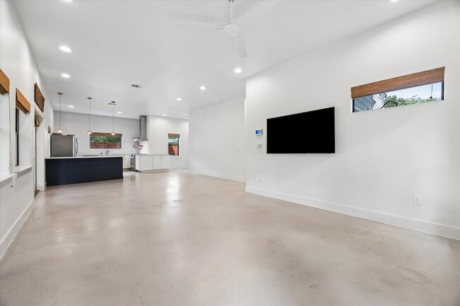 Building Photo - 4506 Russell Dr