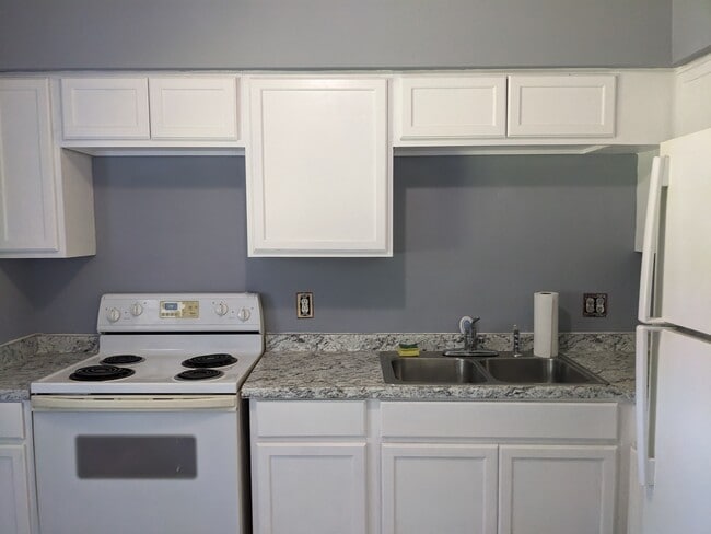 Building Photo - 5885 Dahlia Dr