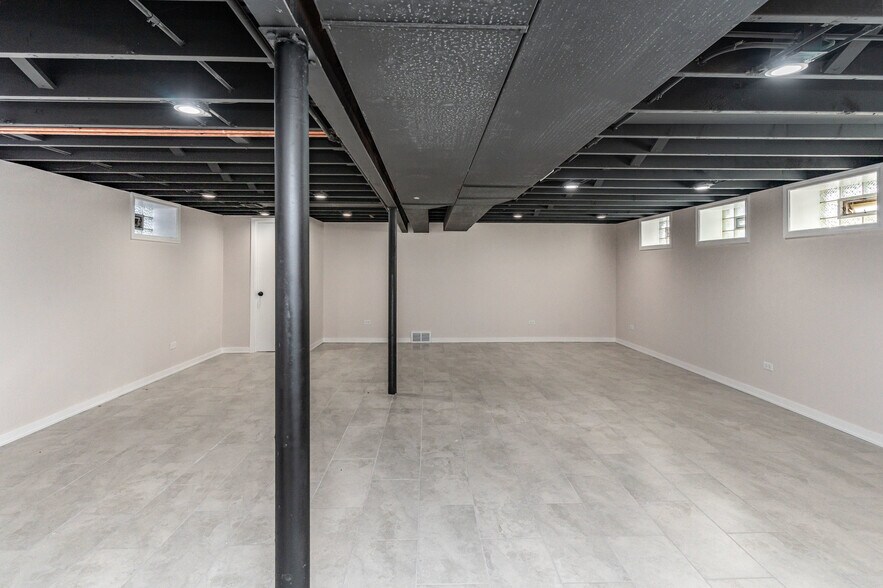 Building Photo - 9356 S Union Ave