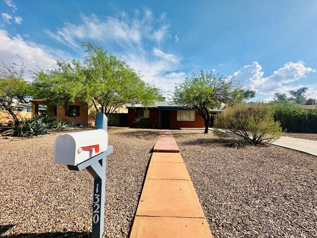 Building Photo - 2 Bedroom House with All Appliances and La...