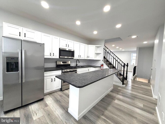 Building Photo - 330 N 2nd St