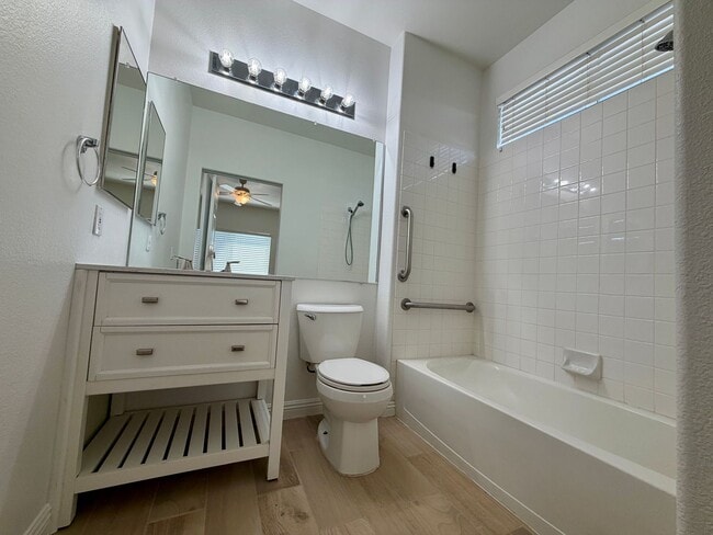 Building Photo - Cute and cozy 2 bedroom 2 bathroom condo