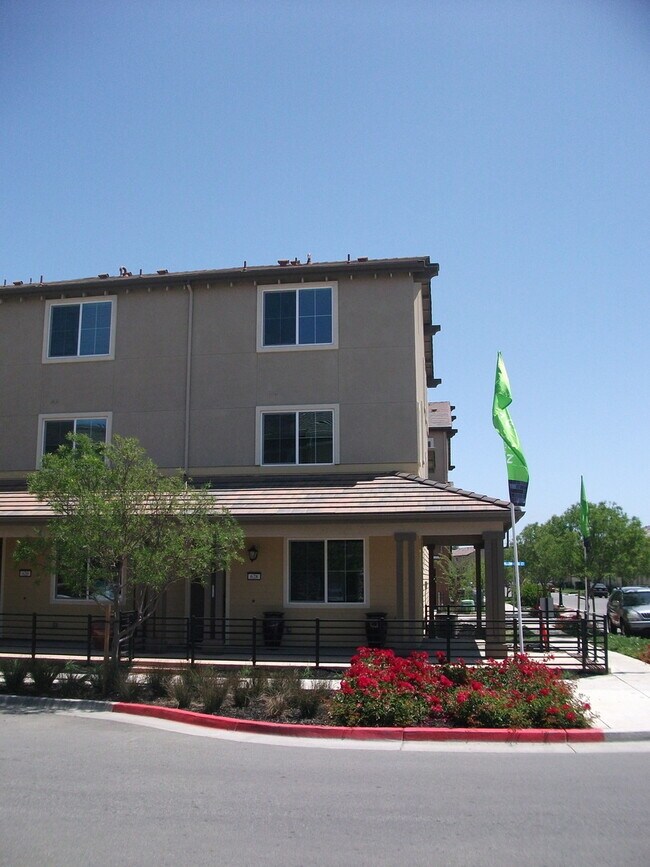 Building Photo - New Townhouse 3 bed 3.5 bath In South San ...
