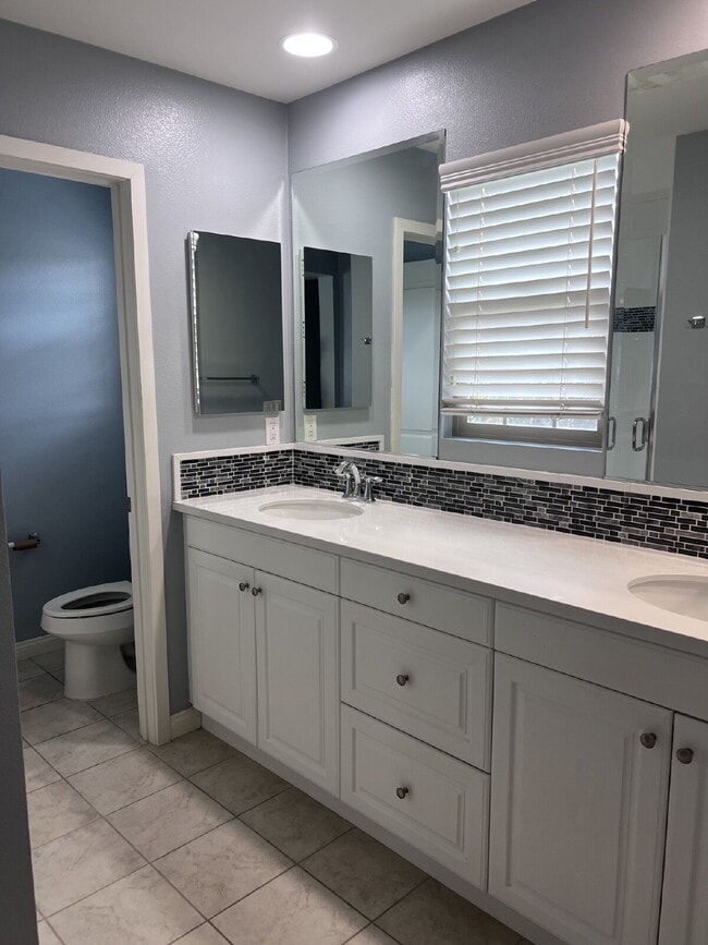 Building Photo - "Spacious 3-Bed Townhouse Retreat with 2.5 Baths in Beautiful Oceanside – 1,797 Sq Ft of Modern L...