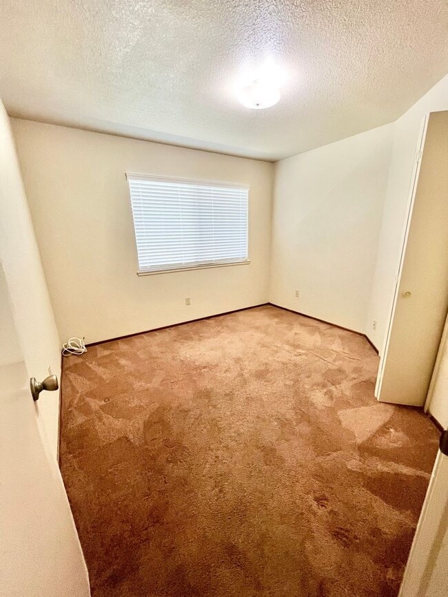 Building Photo - MUST SEE!! One Bedroom One Bath Duplex In ...