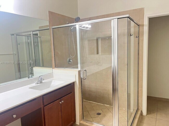 Building Photo - 191 SE 35 Ave