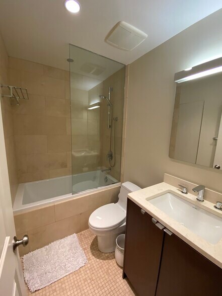 Full Bath 2 - 1336 W Fillmore St