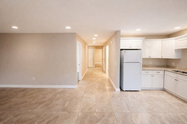 Building Photo - 4708 Golfview Blvd