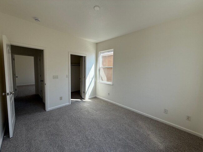Building Photo - 2-story 4bed 2.5bath home available in Nor...