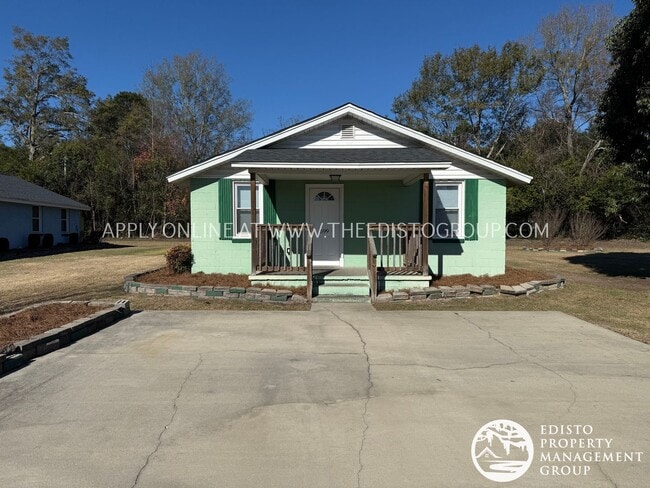 Building Photo - Updated 3BR Home with Large Yard