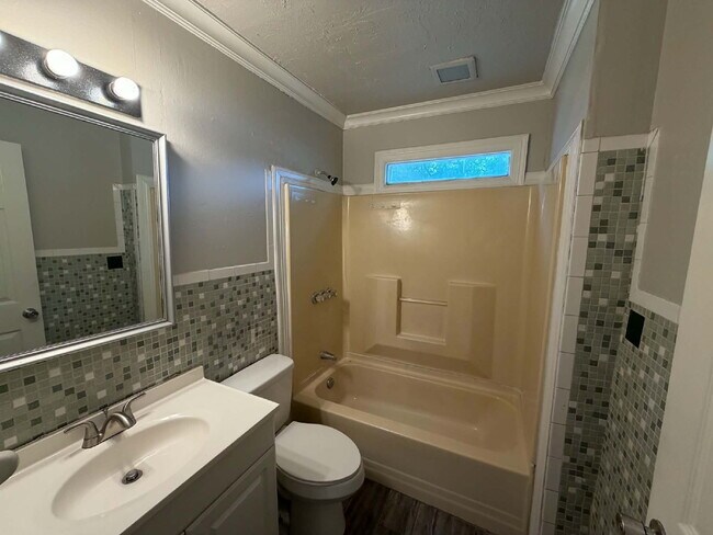 Building Photo - 3 Bed, 1 Bath, 2 Car Garage on Corner Lot in Midtown