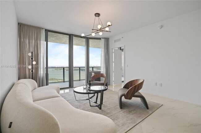 Building Photo - 700 NE 24th St