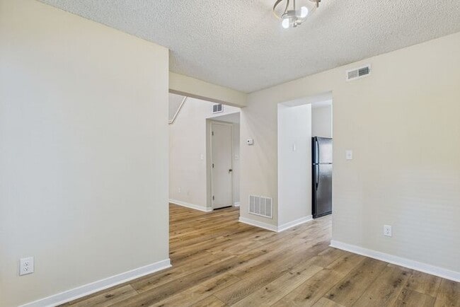 Building Photo - Charming 3-Bedroom Townhome in Sunset Woods