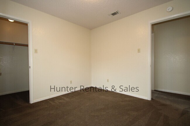 Building Photo - Move South!