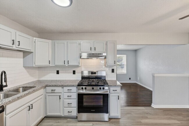 Building Photo - Hard-to-Find 6-Bedroom Home in Grandview!