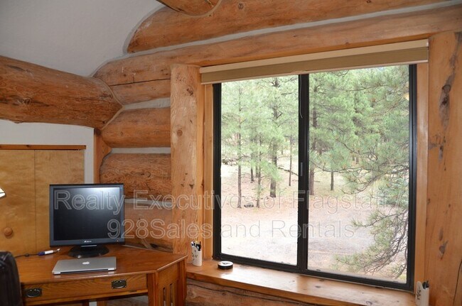 Building Photo - 1500 E Iris Trail