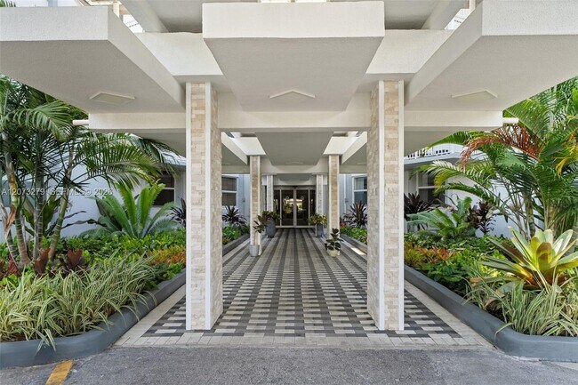 Building Photo - 1913 S Ocean Dr