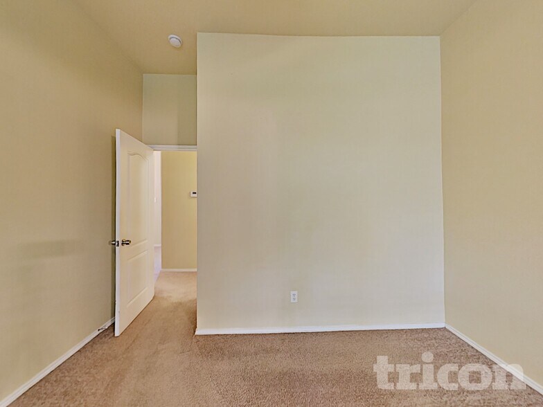 Building Photo - 532 Caravan Dr