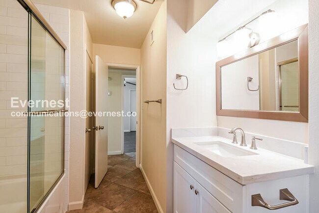 Building Photo - 8726 E Bonnie Rose Ave