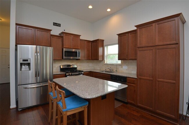 Building Photo - 18918 Cove Pointe Dr