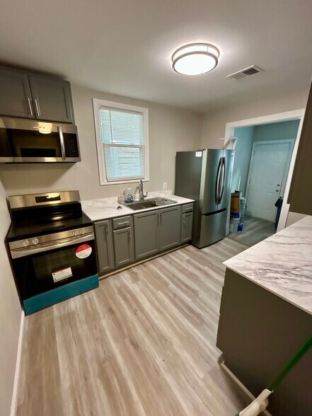 Kitchen - 1003 W 46th St