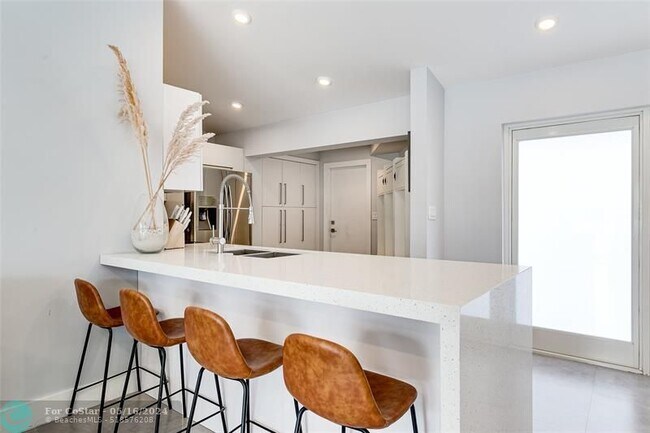 Building Photo - 1704 SW 4th Ct