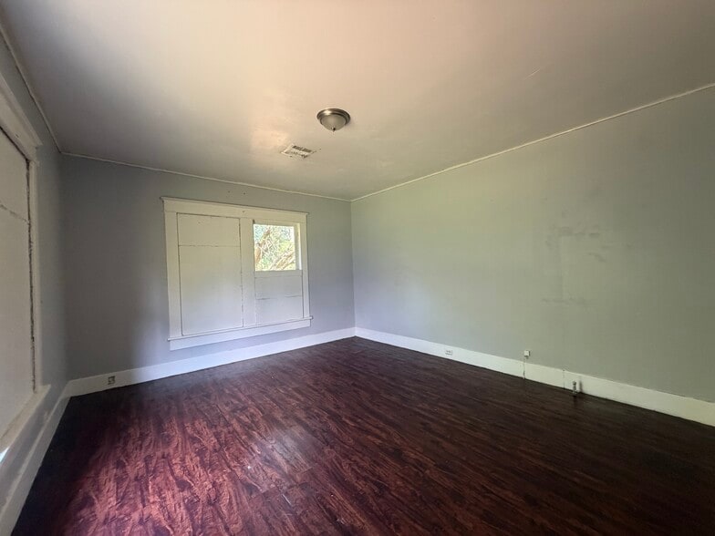 Building Photo - 2804 S Grand St