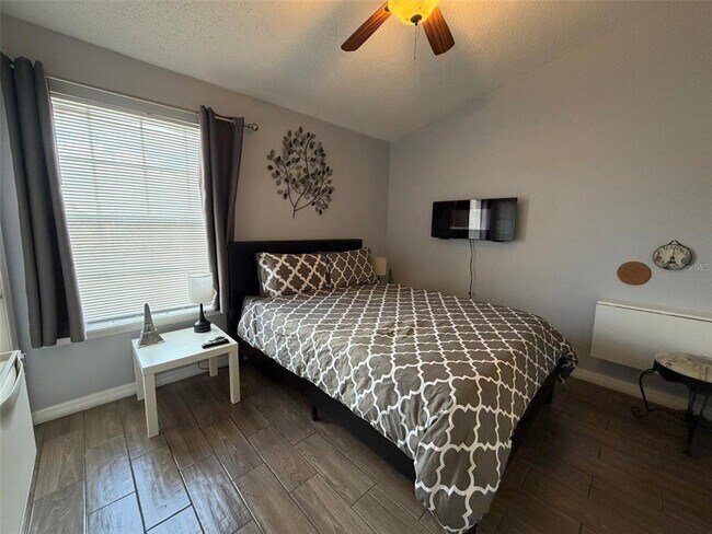 Building Photo - 1940 Lake Atriums Cir