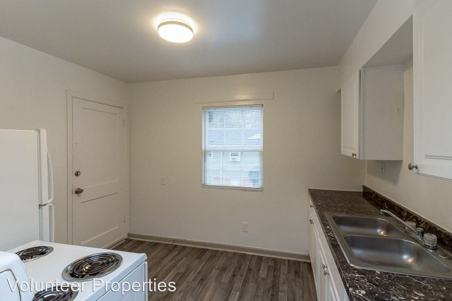 Building Photo - 3301 Pinewood Ave