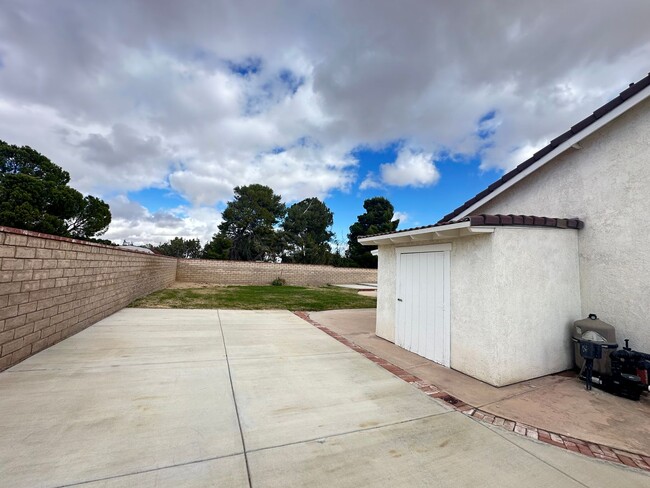 Building Photo - West Palmdale Pool Home