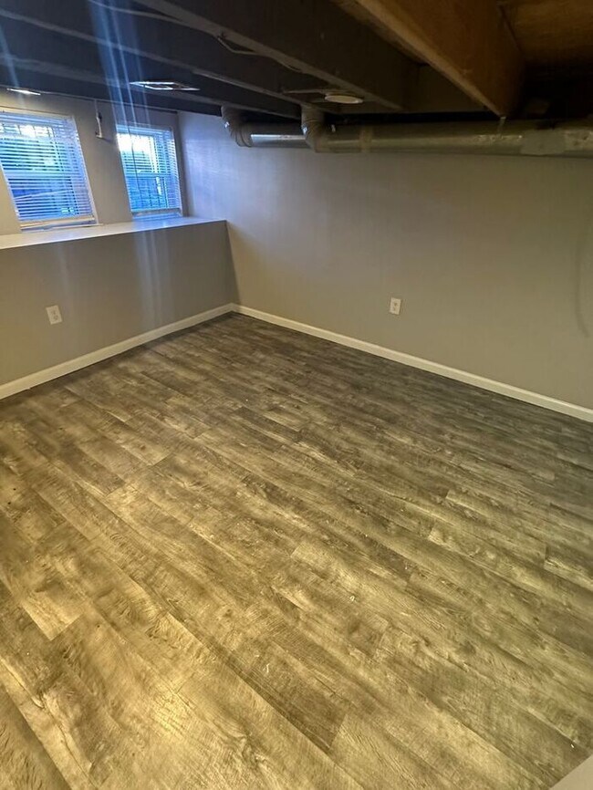 Building Photo - 4 bedrooms