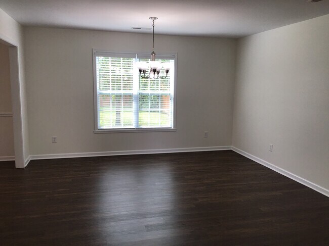 Building Photo - 2044 Longburn Dr