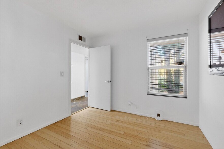 Building Photo - 5528 Overlook Dr NE