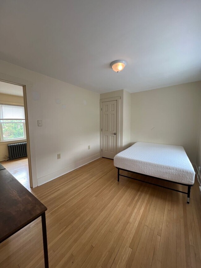 Building Photo - Two Bedroom apartment near engineering and...