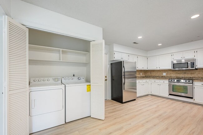 Building Photo - Charming 2-Bedroom Home with Sunroom in th...
