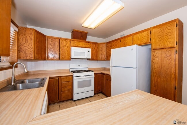 Building Photo - 2645 S Nogales Ave