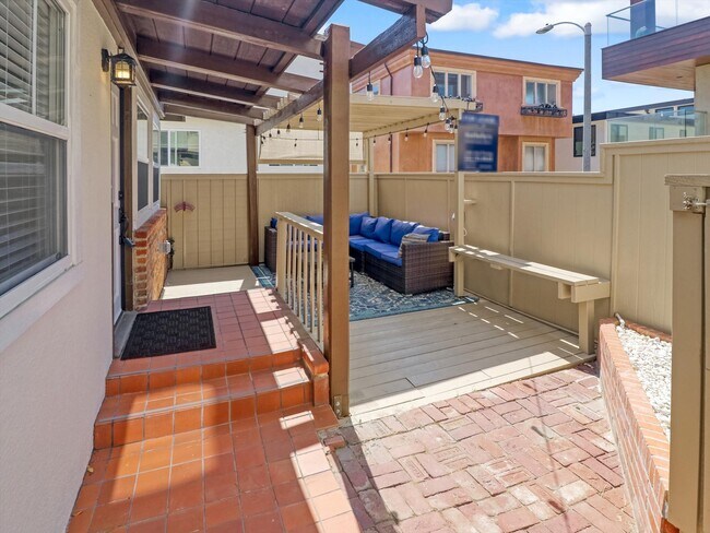 Building Photo - 218 25th Pl