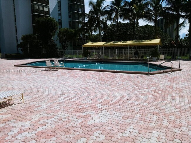 Building Photo - 20400 W Country Club Dr