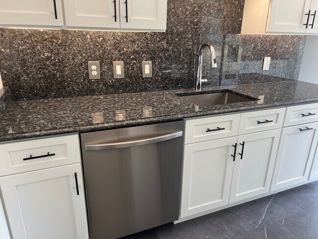 Building Photo - 808 Phoenix Dr