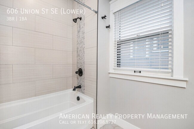 Building Photo - 606 Union Ave NE