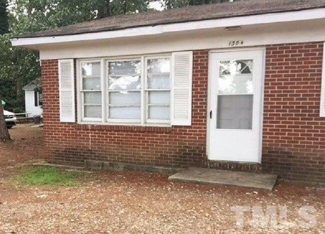Building Photo - Perfectly sized 2 bedroom 1 bath