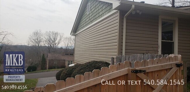 Building Photo - 3123 Glenmont Dr