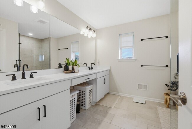 Building Photo - 19 Dahlia Dr