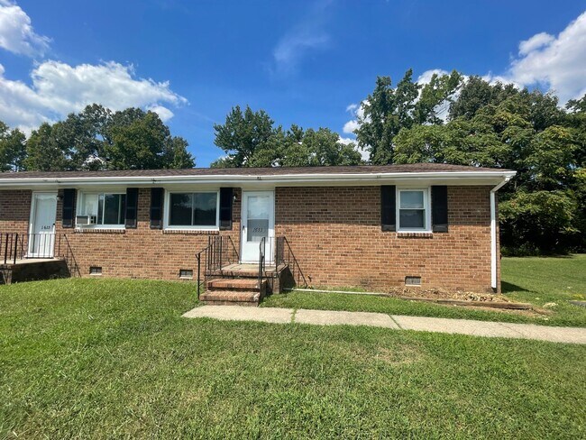 Building Photo - 1633-35 N Valor Dr