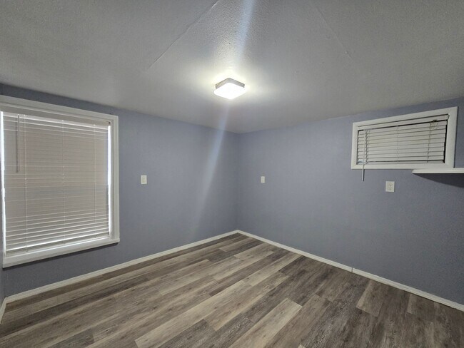 Building Photo - 1403 12th St W