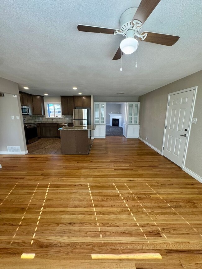 Building Photo - Charming 3 bedroom/2 bath close to UCCS