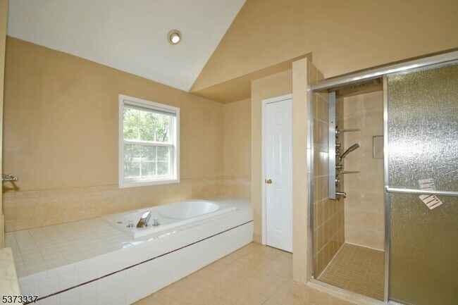 Building Photo - 65 Vones Ln
