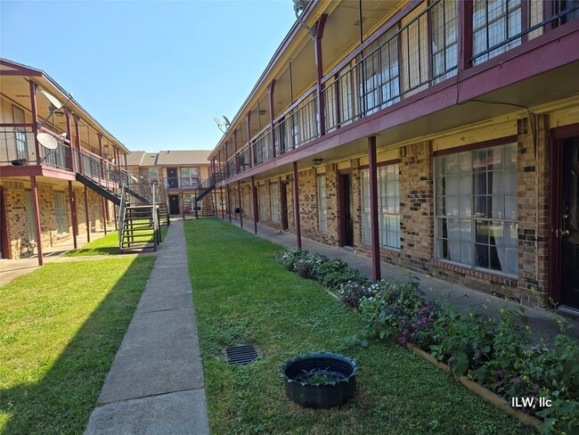 Building Photo - 830 Victoria Dr